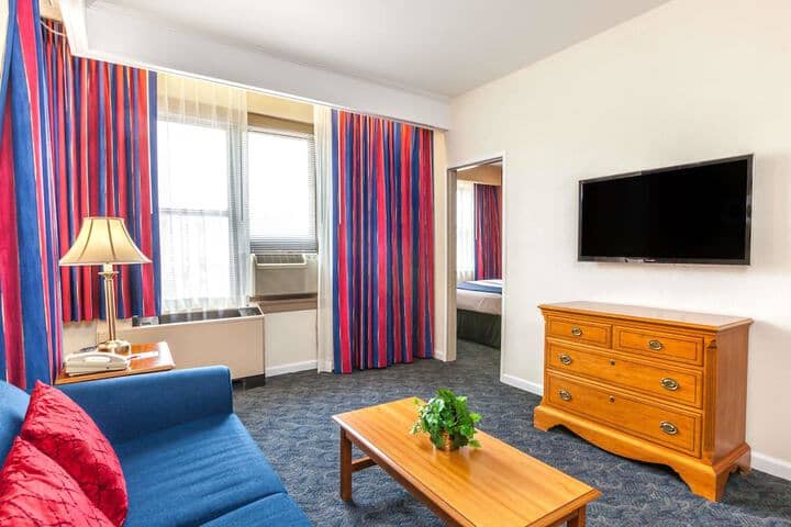 Room 5 of 17