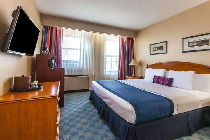 Room 4 of 17